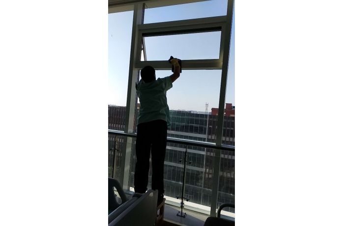 医院清洁抹窗台